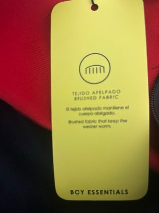 Chaqueta con capucha roja, negra y blanca