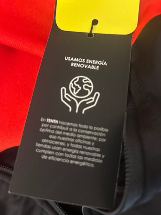 Chaqueta con capucha roja, negra y blanca