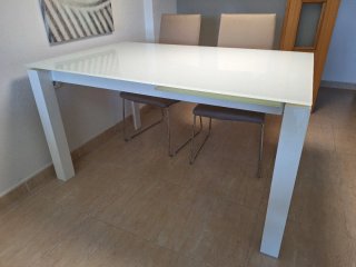 Mesa de comedor de cristal y metal con 4 sillas