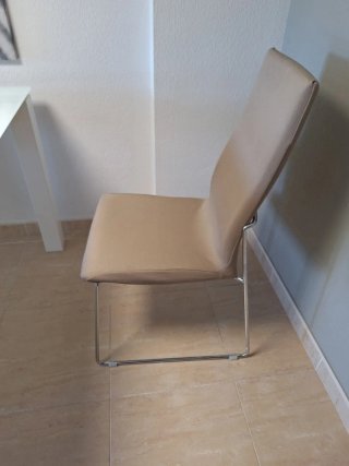 Mesa de comedor de cristal y metal con 4 sillas