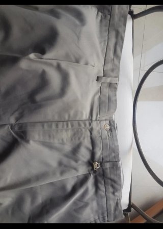 Pantalón beige hombre