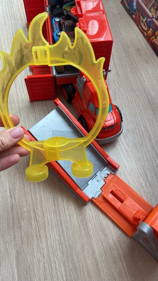 Camión de juguete con coches y rampa