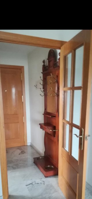 Mobile ingresso in legno e vetro