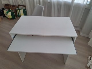 Escritorio blanco minimalista
