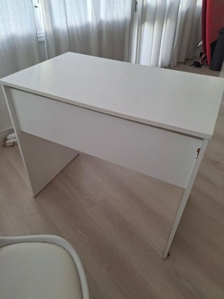 Escritorio blanco minimalista