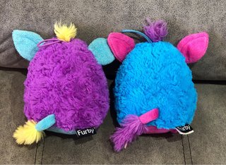 2 Peluches Furby Morado y Azul