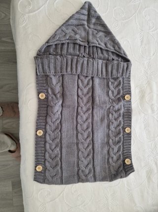 Saco de bebé tejido con capucha