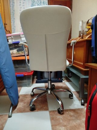 Silla de oficina blanca con ruedas