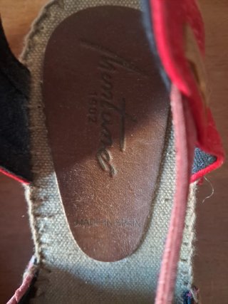 Sandalias Multicolor con Tiras Rojas
