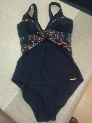 Bañador azul con estampado floral