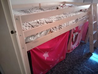 Cama alta con escalera