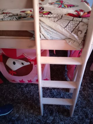 Cama alta con escalera