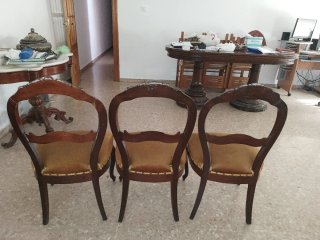 Tres sillas antiguas. Madera tapizado verde oliva