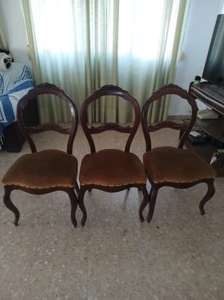 Tres sillas antiguas. Madera tapizado verde oliva