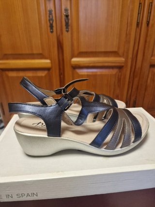 Sandalias de tacón negras y doradas