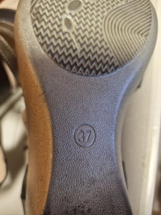 Sandalias de tacón negras y doradas