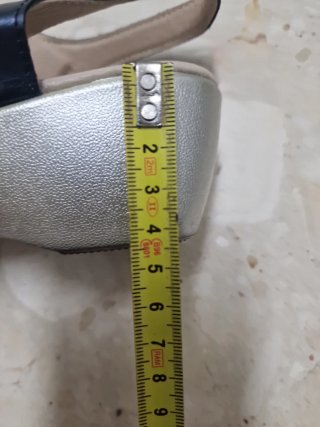 Sandalias de tacón negras y doradas