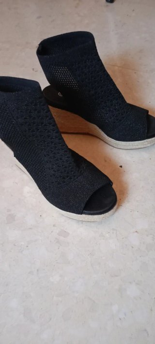 Zapatos de cuña negros y beige
