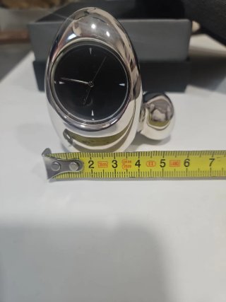Reloj de sobremesa plateado