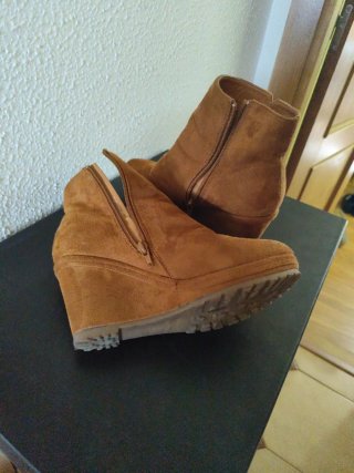 Botines cuña ante marrón talla 38