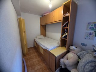 Cama nido con cajones y estantería