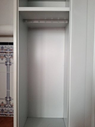 Taquilla metálica gris.