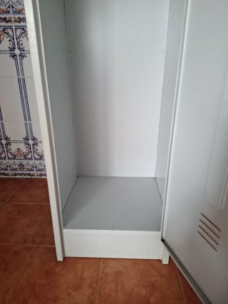 Taquilla metálica gris.