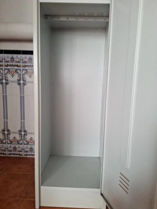 Taquilla metálica gris.