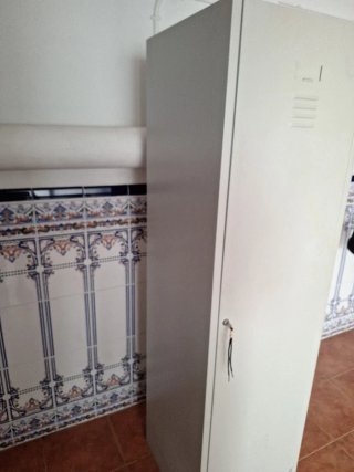 Taquilla metálica gris.