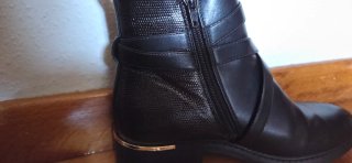 Botines negros con detalles dorados