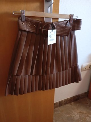 Falda polipiel marrón plisada talla XS
