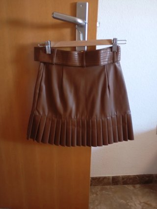 Falda polipiel marrón plisada talla XS