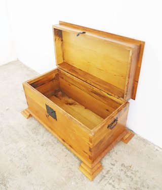 Baúl antiguo madera maciza con herrajes