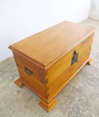 Baúl antiguo madera maciza con herrajes