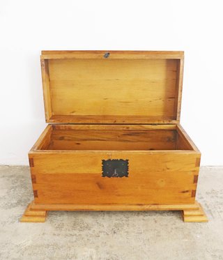 Baúl antiguo madera maciza con herrajes