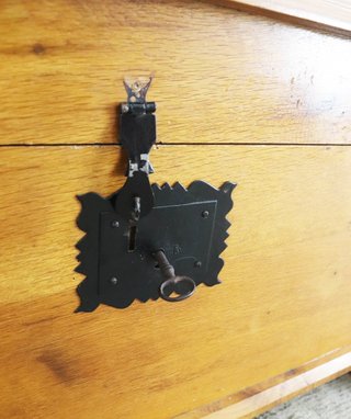 Baúl antiguo madera maciza con herrajes