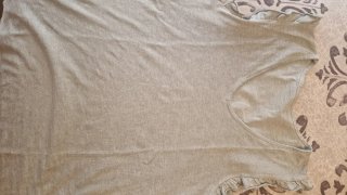 Camiseta verde sin mangas con volantes