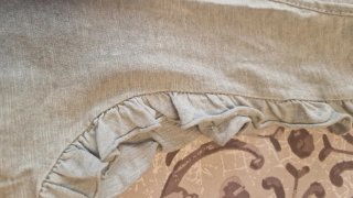 Camiseta verde sin mangas con volantes