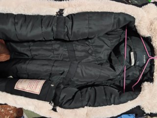 Parka negra invierno con capucha
