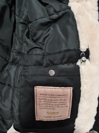 Parka negra invierno con capucha