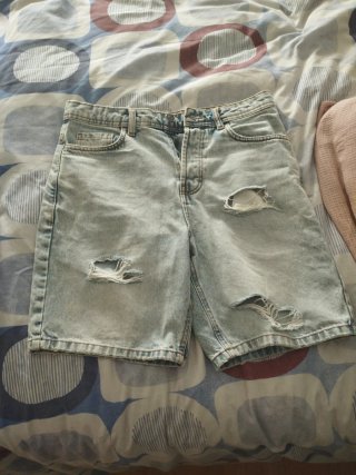 Bermudas vaqueras desgastadas