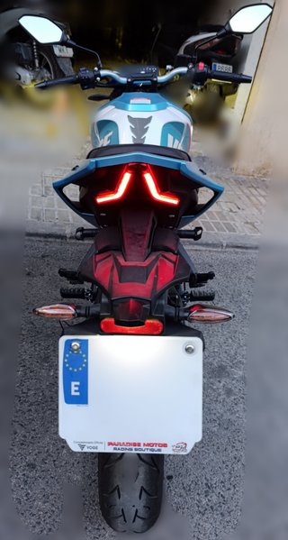 Voge 125 R Moto Naked Azul y Blanca