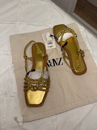 Sandalias planas doradas Zara
