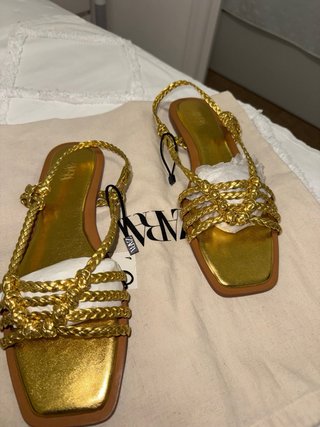 Sandalias planas doradas Zara