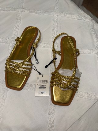Sandalias planas doradas Zara