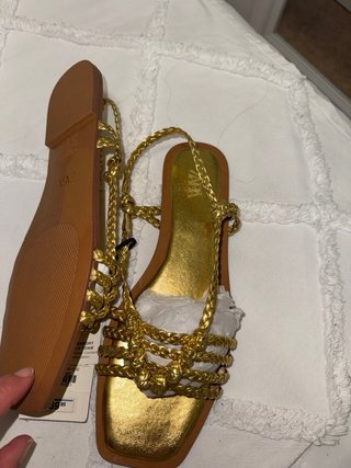Sandalias planas doradas Zara