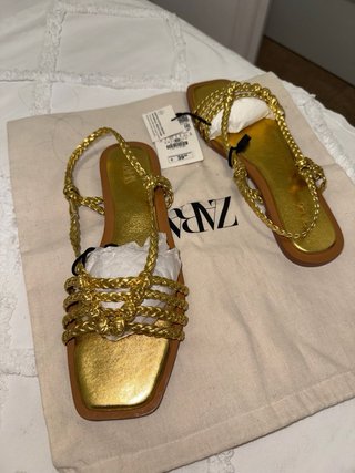 Sandalias planas doradas Zara
