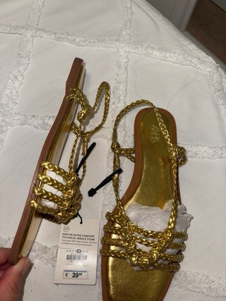 Sandalias planas doradas Zara