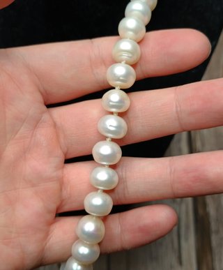 Collar de perlas blancas