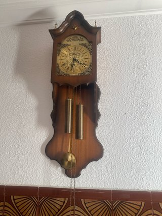 Reloj de pared antiguo de madera